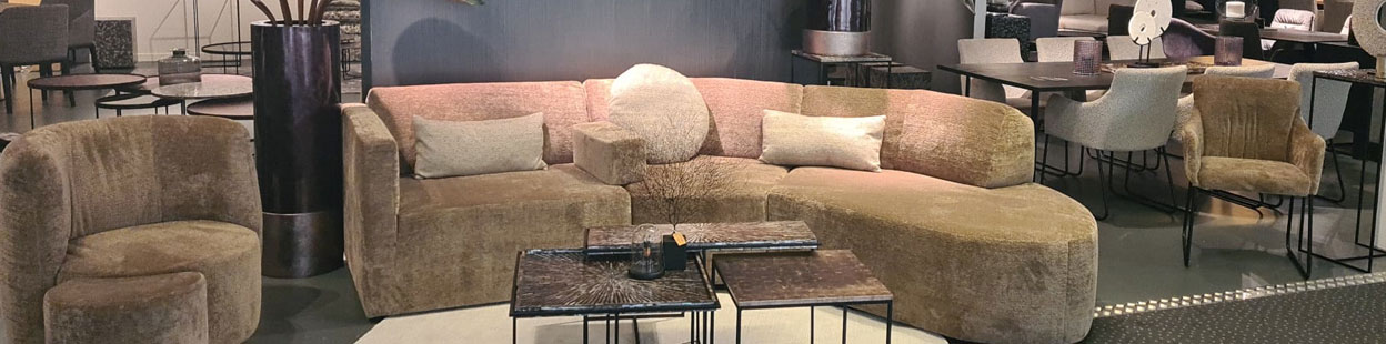 Een sfeervol 3 a 4 zits bankstel met links een stijlvolle oker-kleurige small seat.