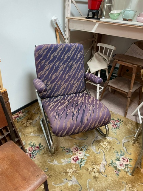 Stoel met oorspronkelijke bekleding: paars met lichte strepen.