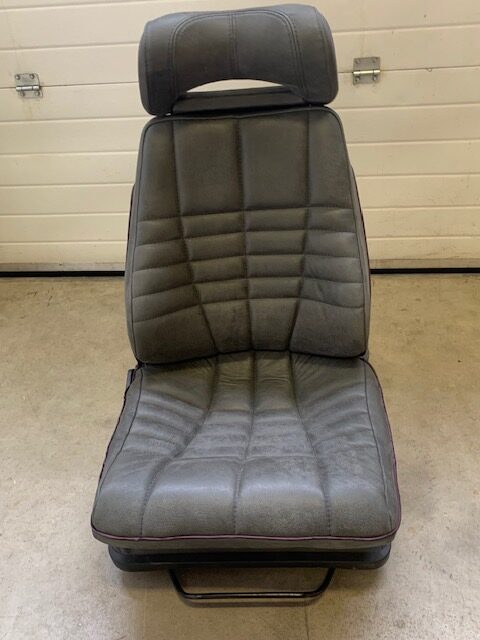 Dezelfde autostoel maar dan nu geherstoffeerd met donker grijze lederen bekleding.