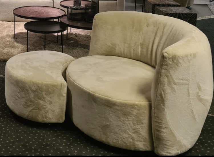 Een stijlvolle, oker-kleurige small seat